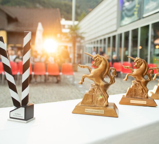 ALPINALE Goldenes Einhorn | © Anna Salcher Die Trophäen, das Goldene Einhorn, stehen auf einem Tisch vor den Zuschauerreihen beim Alpinale Kurzfilmfestival bereit. | © Anna Salcher