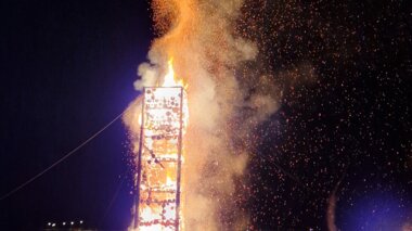 Der Funkenturm aus Holz, eine Vorarlberger Tradition, brennt. | © Silvia Plangg