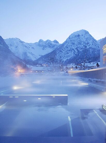 Outdoor-Schwimmbecken des Wellnesshotel Valavier im Brandnertal | © Valavier Aktivresort