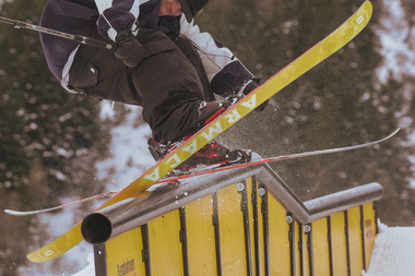 Skifahrer macht Trick über Kink Rail. | © Backyards Brandnertal