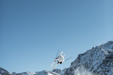 Großer Kicker im Backyards Snowpark bei blauem Himmel. | © Backyards Snowpark