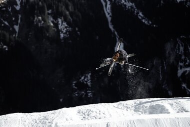 Skifahrer macht Mute Grab auf großem Kicker | © Backyards Snowpark
