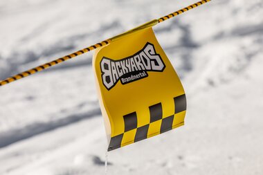 Ein Wimpel vom Backyards Brandnertal flattert im Wind. | © Bergbahnen Brandnertal, Roman Nöstler