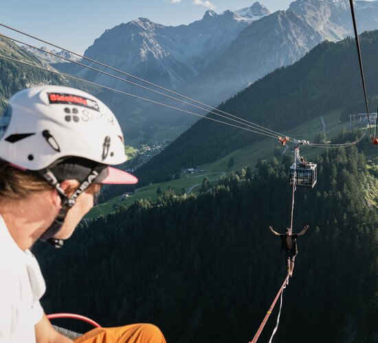 Highline Weltrekord Panoramabahn | © Michael Kreyer Ein Slackliner wagt den Weltrekordversuch und wandert auf der dünnen Line von Gondel zu Gondel bei der Panoramabahn. | © Michael Kreyer